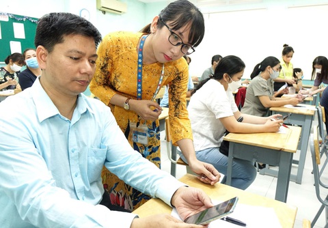 Giáo viên Trường THCS Nguyễn Văn Tố, Q.10, TP.HCM hướng dẫn phụ huynh chọn nguyện vọng lớp 10 trực tuyến năm học 2023-2024 - Ảnh: NHƯ HÙNG Giáo viên Trường THCS Nguyễn Văn Tố, Q.10, TP.HCM hướng dẫn phụ huynh chọn nguyện vọng lớp 10 trực tuyến năm học 2023-2024 - Ảnh: NHƯ HÙNG