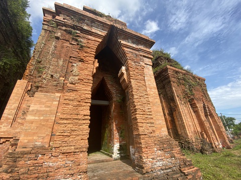 Tháp Chăm Khương Mỹ trùng tu xong, tường gạch mới mất sạch soi chỉ, hoa văn... - Ảnh 1. Tháp Chăm Khương Mỹ trùng tu xong, tường gạch mới mất sạch soi chỉ, hoa văn... - Ảnh 1.