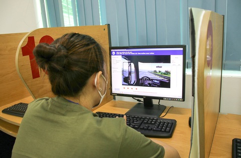 Học viên thực hành phần thi mô phỏng bằng lái ô tô - Ảnh: CHÂU TUẤN Học viên thực hành phần thi mô phỏng bằng lái ô tô - Ảnh: CHÂU TUẤN