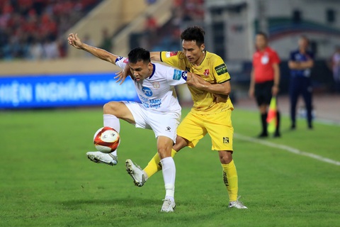 Trực tuyến Nam Định - Hải Phòng (hiệp 2) 1-1: Mpande ghi bàn gỡ hòa - Ảnh 1. Pha tranh bóng giữa cầu thủ Nam Định (áo trắng) và Hải Phòng trên sân Thiên Trường - Ảnh: MINH ĐỨC