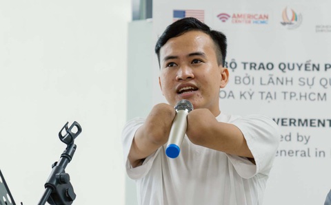 Chàng sinh viên cụt tay truyền cảm hứng - Ảnh 3. Nguyễn Ngọc Nhứt tự tin làm MC trong chương trình gây quỹ của Trung tâm Khuyết tật và Phát triển - DRD Vietnam phối hợp với Tổng lãnh sự quán Hoa Kỳ tại TP.HCM tổ chức - Ảnh: NVCC