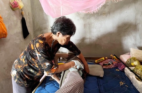 Mẹ anh Tú phải dùng khăn thấm nước lau người cho con trong những ngày nắng nóng Mẹ anh Tú phải dùng khăn thấm nước lau người cho con trong những ngày nắng nóng