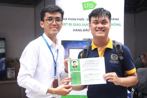 Sinh viên được phỏng vấn trực tiếp tại Ngày hội việc làm GDU 2023 - Ảnh 2. Phan Quang Vinh, sinh viên năm ba ngành Marketing, mang theo CV được chuẩn bị chỉn chu đến Ngày hội việc làm GDU 2023 - Ảnh: KIÊN NGUYỄN