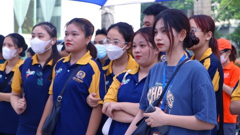 Sinh viên được phỏng vấn trực tiếp tại Ngày hội việc làm GDU 2023 - Ảnh 4. Sinh viên GDU chăm chú nghe đại diện các doanh nghiệp chia sẻ về nhu cầu tuyển dụng - Ảnh: MỸ NGỌC