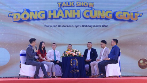 Sinh viên được phỏng vấn trực tiếp tại Ngày hội việc làm GDU 2023 - Ảnh 5. Đại diện doanh nghiệp chia sẻ với sinh viên trong talkshow Đồng hành cùng GDU 2023 - Ảnh: MỸ NGỌC