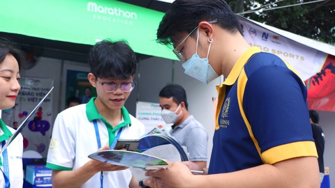 Sinh viên được phỏng vấn trực tiếp tại Ngày hội việc làm GDU 2023 - Ảnh 6. Sinh viên trao đổi với doanh nghiệp - Ảnh: KIÊN NGUYỄN