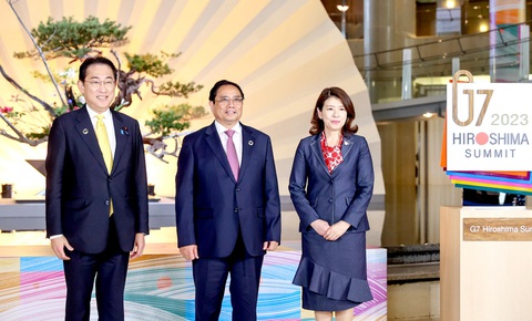 Thủ tướng Nhật Bản Kishida Fumio và phu nhân đón Thủ tướng Phạm Minh Chính đến dự Hội nghị thượng đỉnh G7 mở rộng - Ảnh: NHẬT BẮC Thủ tướng Nhật Bản Kishida Fumio và phu nhân đón Thủ tướng Phạm Minh Chính đến dự Hội nghị thượng đỉnh G7 mở rộng - Ảnh: NHẬT BẮC