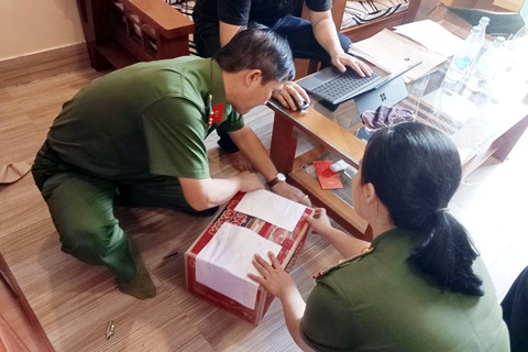 Bắt tạm giam nữ giám đốc trốn thuế nhiều tỉ đồng - Ảnh 3. Lực lượng chức năng khám xét chỗ ở của Nhung, niêm phong các tài liệu liên quan - Ảnh: Công an cung cấp