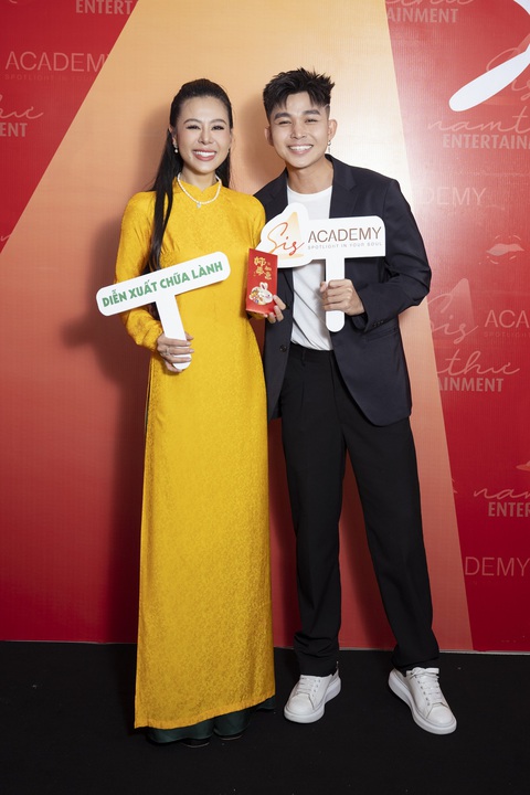 Cả showbiz Việt quy tụ mừng Nam Thư khai trương học viện dạy diễn xuất - Ảnh 9. Cả showbiz Việt quy tụ mừng Nam Thư khai trương học viện dạy diễn xuất - Ảnh 9.