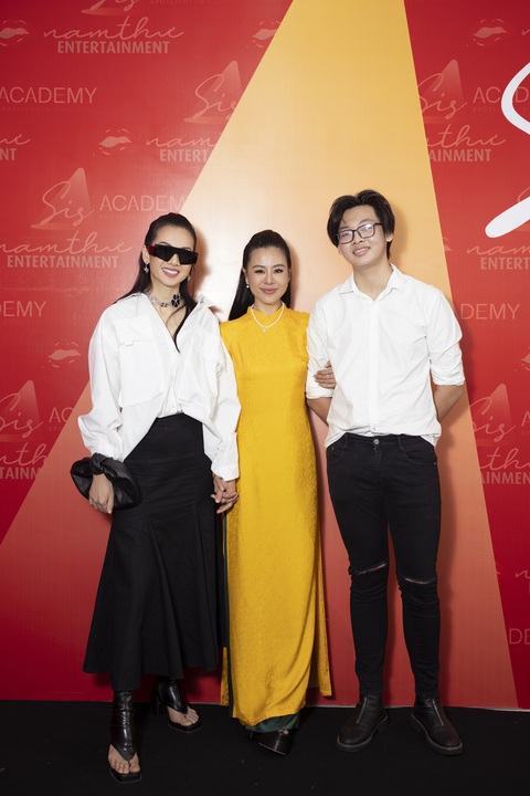 Cả showbiz Việt quy tụ mừng Nam Thư khai trương học viện dạy diễn xuất - Ảnh 10. Cả showbiz Việt quy tụ mừng Nam Thư khai trương học viện dạy diễn xuất - Ảnh 10.