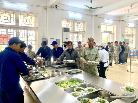 Supe Lâm Thao: Ngôi nhà thứ hai của người lao động - Ảnh 2. Hệ thống nhà bếp, nhà ăn của Công ty Supe Lâm Thao luôn gọn gàng, sạch sẽ, đảm bảo các yêu cầu về vệ sinh an toàn thực phẩm - Ảnh: SUPE LAMTHAO.