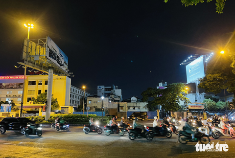 Không tắt đèn quảng cáo tiết kiệm điện, điện lực sẽ báo địa phương xử lý - Ảnh 4. Không tắt đèn quảng cáo tiết kiệm điện, điện lực sẽ báo địa phương xử lý - Ảnh 4.