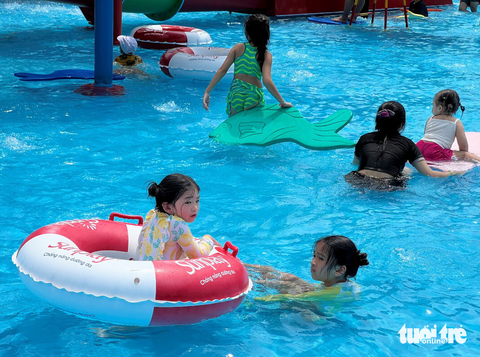 Mùa hè của bé trong những ngày thời tiết nóng bức - Ảnh: DUYÊN PHAN Mùa hè của bé trong những ngày thời tiết nóng bức - Ảnh: DUYÊN PHAN