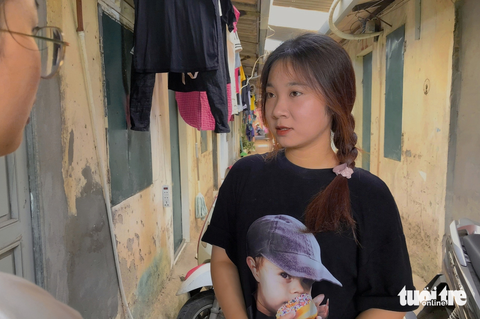 Tránh nắng nóng, sinh viên tìm đến cửa hàng tiện lợi, quán cà phê - Ảnh 1. Tránh nắng nóng, sinh viên tìm đến cửa hàng tiện lợi, quán cà phê - Ảnh 1.