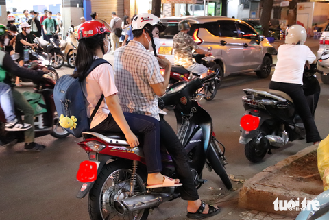 Học sinh được cha mẹ đến đón tại một trung tâm luyện thi ở quận 3, TP.HCM - Ảnh: NHƯ QUỲNH Học sinh được cha mẹ đến đón tại một trung tâm luyện thi ở quận 3, TP.HCM - Ảnh: NHƯ QUỲNH