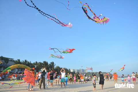 Du khách vui chơi trên bờ biển Hàm Tiến - Mũi Né (Phan Thiết, tỉnh Bình Thuận) - Ảnh: ĐỨC TRONG Du khách vui chơi trên bờ biển Hàm Tiến - Mũi Né (Phan Thiết, tỉnh Bình Thuận) - Ảnh: ĐỨC TRONG
