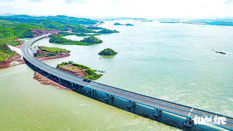 Cao tốc Vân Đồn - Móng Cái kết nối đồng bộ với cao tốc Vân Đồn - Hạ Long - Hải Phòng - Hà Nội - Lào Cai tạo thành tuyến cao tốc dài gần 600km kết nối ba sân bay (Nội Bài - Cát Bi - Vân Đồn), ba khu kinh tế và một cửa khẩu quốc tế - Ảnh: NAM TRẦN Cao tốc Vân Đồn - Móng Cái kết nối đồng bộ với cao tốc Vân Đồn - Hạ Long - Hải Phòng - Hà Nội - Lào Cai tạo thành tuyến cao tốc dài gần 600km kết nối ba sân bay (Nội Bài - Cát Bi - Vân Đồn), ba khu kinh tế và một cửa khẩu quốc tế - Ảnh: NAM TRẦN