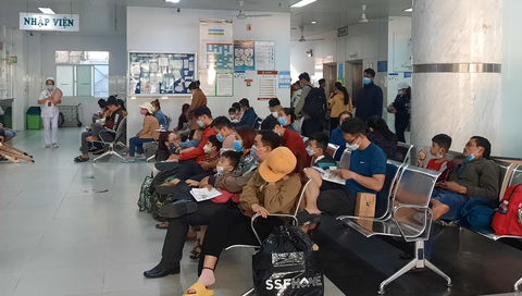 Nắng nóng, yêu cầu bệnh viện lắp mái che, đảm bảo nước uống cho người bệnh - Ảnh 1. Nắng nóng, yêu cầu bệnh viện lắp mái che, đảm bảo nước uống cho người bệnh - Ảnh 1.