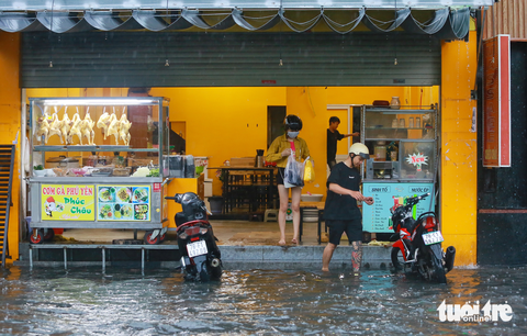 Mưa lớn giữa trưa ở TP.HCM, nhiều đường thành sông - Ảnh 2. Mưa lớn giữa trưa ở TP.HCM, nhiều đường thành sông - Ảnh 2.
