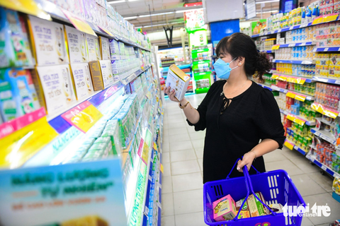 Doanh nghiệp phản đối đề xuất bình ổn giá sữa cho người già - Ảnh 1. Doanh nghiệp phản đối đề xuất bình ổn giá sữa cho người già - Ảnh 1.