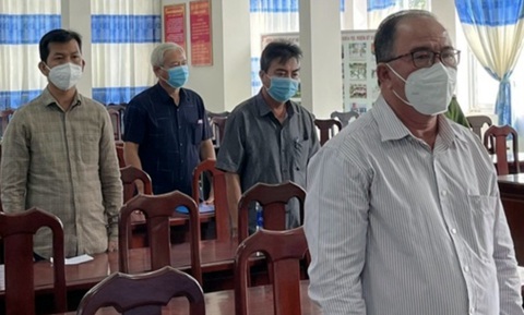 Truy tố cựu chủ tịch huyện và cấp dưới cấp ‘sổ đỏ’ sai, gây thiệt hại gần 2 tỉ đồng - Ảnh 2. Truy tố cựu chủ tịch huyện và cấp dưới cấp ‘sổ đỏ’ sai, gây thiệt hại gần 2 tỉ đồng - Ảnh 2.