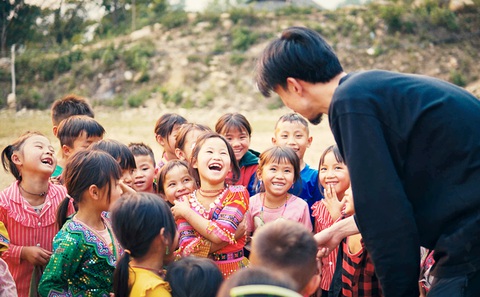 Đen Vâu: “Một cái kẹp tóc, một con gấu bông, một bữa ăn no..., chúng ta ai cũng có thể tiếp sức cho các em nhỏ. Tin Đen đi, điều đó sẽ làm các bạn thấy hạnh phúc!” - Ảnh: Facebook Đen Vâu Đen Vâu: “Một cái kẹp tóc, một con gấu bông, một bữa ăn no..., chúng ta ai cũng có thể tiếp sức cho các em nhỏ. Tin Đen đi, điều đó sẽ làm các bạn thấy hạnh phúc!” - Ảnh: Facebook Đen Vâu