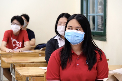 Không còn được hỗ trợ học phí, nhiều phụ huynh ở Hà Nội sẽ gặp khó khăn với mức học phí mới. Trong ảnh: Thí sinh tham dự kỳ thi vào lớp 10 năm 2022 tại Hà Nội - Ảnh: NGUYÊN BẢO Không còn được hỗ trợ học phí, nhiều phụ huynh ở Hà Nội sẽ gặp khó khăn với mức học phí mới. Trong ảnh: Thí sinh tham dự kỳ thi vào lớp 10 năm 2022 tại Hà Nội - Ảnh: NGUYÊN BẢO