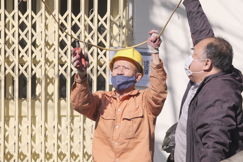Một công nhân điện sửa đường dây gần khu vực đông dân cư tại Hà Nội trong những ngày nắng nóng - Ảnh: HÀ QUÂN Cơ chế điều chỉnh giá điện mới có nhiều thay đổi so với quy định hiện hành - Ảnh: HÀ QUÂN