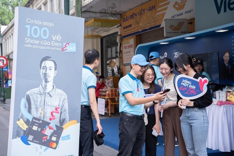 VietinBank dành tặng 100 vé xem ‘Show của Đen’ cho khách hàng - Ảnh 1. Nhiều khách hàng được hỗ trợ mở thẻ và nhận các phần quà hấp dẫn - Ảnh: VTB