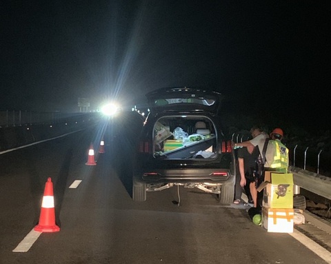 Xe máy chạy vào cao tốc Vĩnh Hảo - Phan Thiết, phải khuân ra ngoài - Ảnh 2. Xe máy chạy vào cao tốc Vĩnh Hảo - Phan Thiết, phải khuân ra ngoài - Ảnh 2.
