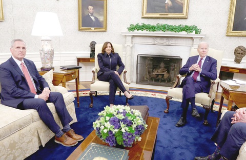 Tổng thống Biden chủ trì cuộc thảo luận về trần nợ với Chủ tịch Hạ viện McCarthy, Phó tổng thống Kamala Harris và các lãnh đạo quốc hội khác ở Nhà Trắng vào ngày 16-5 - Ảnh: REUTERS Tổng thống Biden chủ trì cuộc thảo luận về trần nợ với Chủ tịch Hạ viện McCarthy, Phó tổng thống Kamala Harris và các lãnh đạo quốc hội khác ở Nhà Trắng vào ngày 16-5 - Ảnh: REUTERS