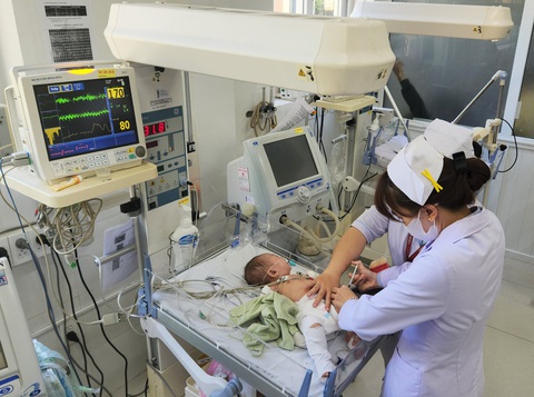 Bé gái 3 tháng bị người tình của mẹ hành hạ gãy cả hai tay, hai chân - Ảnh 1. Bé gái 3 tháng bị người tình của mẹ hành hạ gãy cả hai tay, hai chân - Ảnh 1.