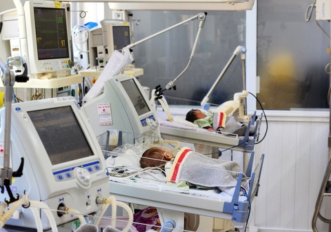 Bé gái 3 tháng bị người tình của mẹ hành hạ gãy cả hai tay, hai chân - Ảnh 4. Bé gái 3 tháng bị người tình của mẹ hành hạ gãy cả hai tay, hai chân - Ảnh 4.