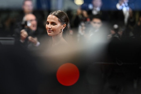 Dương Tử Quỳnh chiếm trọn spotlight tại Cannes - Ảnh 9. Dương Tử Quỳnh chiếm trọn spotlight tại Cannes - Ảnh 9.