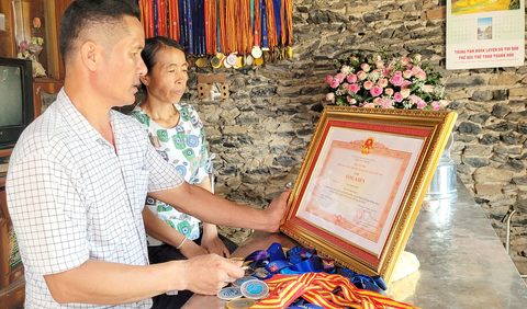 Ông Cao Văn Kỷ, bà Cao Thị Quang - bố mẹ của VĐV Cao Thị Duyên - bên những phần thưởng của con gái, được lưu giữ tại nhà riêng ở thôn Quý Tân, xã Cẩm Quý, huyện Cẩm Thủy (Thanh Hóa) - Ảnh: Hà Đồng Ông Cao Văn Kỷ, bà Cao Thị Quang - bố mẹ của VĐV Cao Thị Duyên - bên những phần thưởng của con gái, được lưu giữ tại nhà riêng ở thôn Quý Tân, xã Cẩm Quý, huyện Cẩm Thủy (Thanh Hóa) - Ảnh: HÀ ĐỒNG