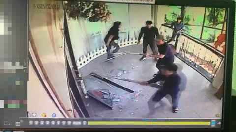 Bắt ba người cầm hung khí ẩu đả trong đám cưới trước Đầm Sen - Ảnh 2. Bắt ba người cầm hung khí ẩu đả trong đám cưới trước Đầm Sen - Ảnh 2.