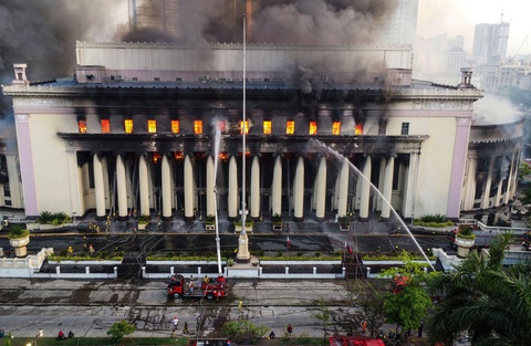 Hỏa hoạn thiêu rụi bưu điện lịch sử ở Philippines - Ảnh 3. Hỏa hoạn thiêu rụi bưu điện lịch sử ở Philippines - Ảnh 3.