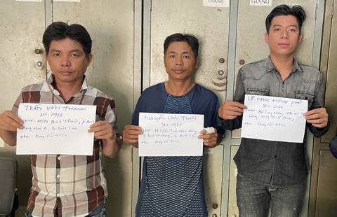 Bắt ba người cầm hung khí ẩu đả trong đám cưới trước Đầm Sen - Ảnh 1. Bắt ba người cầm hung khí ẩu đả trong đám cưới trước Đầm Sen - Ảnh 1.