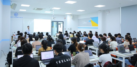 Đại học Quốc gia TP.HCM áp dụng mô hình lớp học kiểu Mỹ - Ảnh 1. Sinh viên Trường đại học Kinh tế - Luật được học 12 môn học đã có trên hệ thống học liệu số Đại học Quốc gia TP.HCM - Ảnh: XUÂN TIẾN