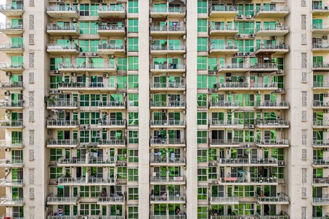 Máy điều hòa không khí gắn đầy một chung cư ở ngoại ô New Delhi, Ấn Độ - Ảnh: Anindito Mukherjee/Bloomberg Máy điều hòa không khí gắn đầy một chung cư ở ngoại ô New Delhi, Ấn Độ - Ảnh: Anindito Mukherjee/BLOOMBERG