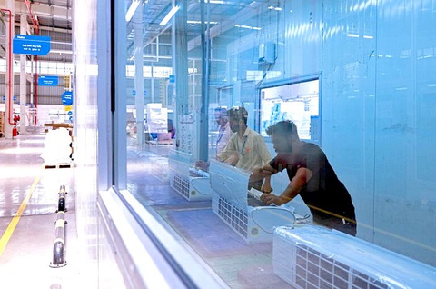 Bên trong khu sản xuất máy điều hòa không khí của nhà máy sản xuất đồ gia dụng Haier - Ảnh: BLOOMBERG Bên trong khu sản xuất máy điều hòa không khí của nhà máy sản xuất đồ gia dụng Haier - Ảnh: BLOOMBERG