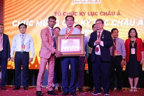 Yến sào Khánh Hoà xác lập Kỷ lục Châu Á đặc sản quà tặng Khánh Hoà - Ảnh 1. Ông Nguyễn Anh Hùng - chủ tịch Hội đồng thành viên Công ty Yến sào Khánh Hoà vinh dự đại diện Công ty đón nhận xác lập kỷ lục đặc sản quà tặng Khánh Hoà cho sản phẩm Yến sào Khánh Hoà.