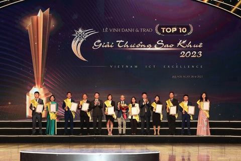 DIGI-TEXX Việt Nam đạt Top 10 giải pháp tốt nhất Sao Khuê 2023 - Ảnh 1. Đại diện DIGI-TEXX Việt Nam nhận giải Sao Khuê 2023
