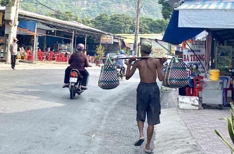 Là người gánh thuê cuối cùng lên đỉnh núi Cấm, ông Chau On như lạc lõng bên đời - Ảnh: DIỆU QUÍ Là người gánh thuê cuối cùng lên đỉnh núi Cấm, ông Chau On như lạc lõng bên đời - Ảnh: DIỆU QUÍ