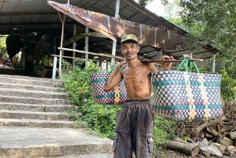 Tiền công ít ỏi, nhưng ông Chau On vẫn vui vẻ làm tốt việc của mình bởi nghĩ người ta còn kêu mình làm là mừng rồi - Ảnh: DIỆU QUÍ Tiền công ít ỏi, nhưng ông Chau On vẫn vui vẻ làm tốt việc của mình bởi nghĩ người ta còn kêu mình làm là mừng rồi - Ảnh: DIỆU QUÍ