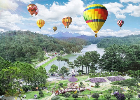 Cầu đáy kính 7D tại Thung lũng Tình yêu sẽ góp phần tăng thêm sự lãng mạn cho khu du lịch, vốn được mệnh danh là “trái tim của Đà Lạt”. - Ảnh: D.K Cầu đáy kính 7D tại Thung lũng tình yêu - Ảnh: D.K.