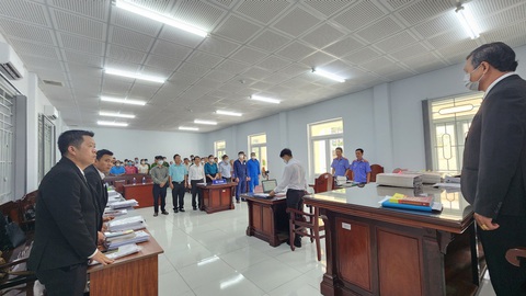 Trưởng phòng tài nguyên và môi trường xà xẻo đất công ra tòa - Ảnh 1. Trưởng phòng tài nguyên và môi trường xà xẻo đất công ra tòa - Ảnh 1.