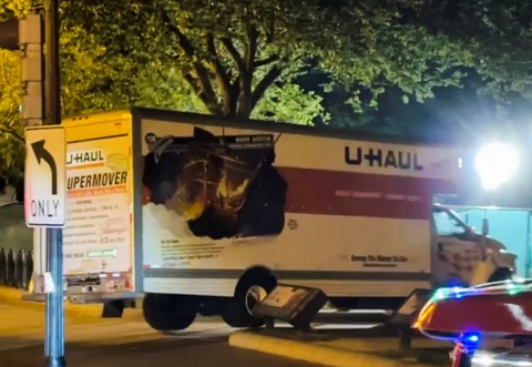 Chiếc xe tải đâm vào hàng rào an ninh trên Quảng trường Lafayette gần Nhà Trắng - Ảnh: REUTERS Chiếc xe tải đâm vào hàng rào an ninh trên Quảng trường Lafayette gần Nhà Trắng - Ảnh: REUTERS