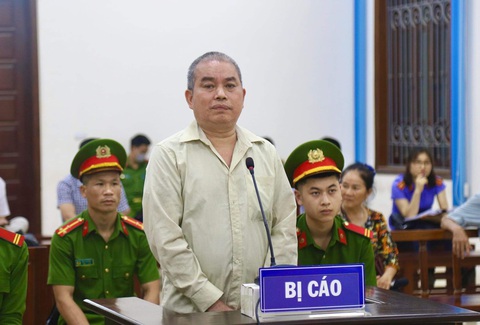 Người 3 lần bị tuyên tử hình vì giết mẹ: Tòa hỏi nhiều nội dung về quá trình điều tra - Ảnh 1. Bị cáo Vi Văn Phượng tại tòa ngày 23-5. Ảnh: DANH TRỌNG