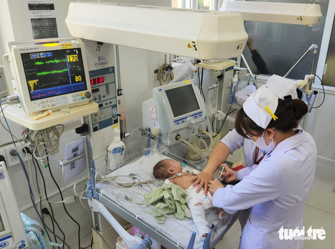 Khởi tố người hành hạ bé gái 3 tháng tuổi gãy chân tay - Ảnh 2. Khởi tố người hành hạ bé gái 3 tháng tuổi gãy chân tay - Ảnh 2.